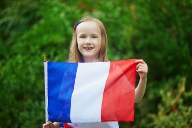 Fransız milli bayrağıyla sevimli anaokulu kızı yarışma sırasında milli takımını destekliyor ve tezahürat yapıyor.