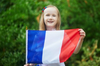 Fransız milli bayrağıyla sevimli anaokulu kızı yarışma sırasında milli takımını destekliyor ve tezahürat yapıyor.