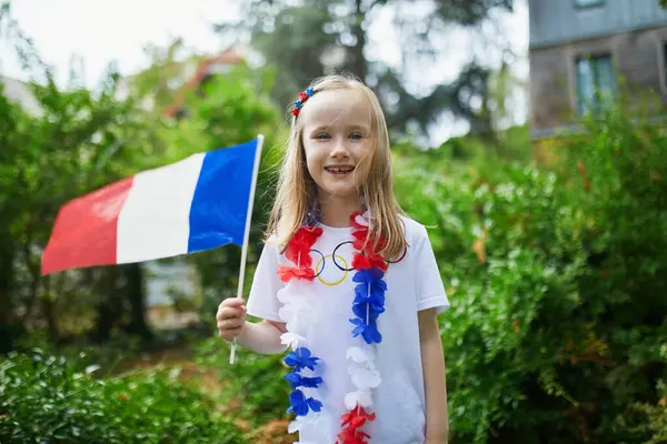 Fransız milli bayrağıyla sevimli anaokulu kızı yarışma sırasında milli takımını destekliyor ve tezahürat yapıyor.