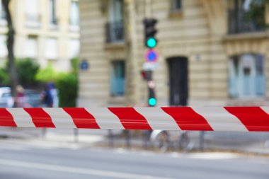 Paris, Fransa 'da kırmızı ve beyaz çizgili plastik bant. Sınır, sokakları ve bölgeleri kapatmak için kullanılıyor. Paris caddesi yayalara kapalı.