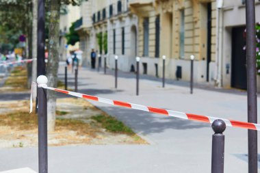Paris, Fransa 'da kırmızı ve beyaz çizgili plastik bant. Sınır, sokakları ve bölgeleri kapatmak için kullanılıyor. Paris caddesi yayalara kapalı.