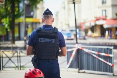 PARIS, FRANCE - 25 Temmuz 2024: Paris, Fransa 'da güvenlik bariyerleri olan yayalar için kapalı bir sokakta polis