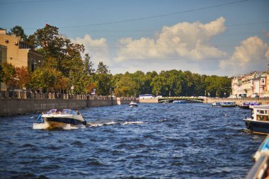 SAINT-PETERSBURG, RUSSIA - 12 Ağustos 2023: Saint-Petersburg, Rusya 'da Fontanka nehrinde yüzen turist botları