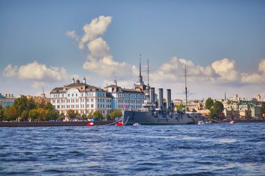 SAINT-PETERSBURG, RUSSIA - 12 Ağustos 2023: Saint-Petersburg, Rusya 'da Neva nehrinde yüzen turist botları