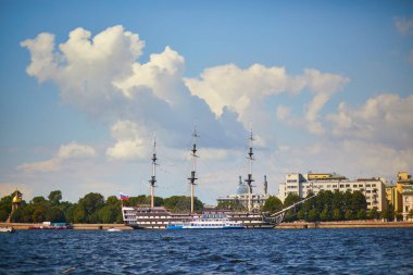 SAINT-PETERSBURG, RUSSIA - 12 Ağustos 2023: Saint-Petersburg, Rusya 'da Neva nehrinde yüzen turist botları