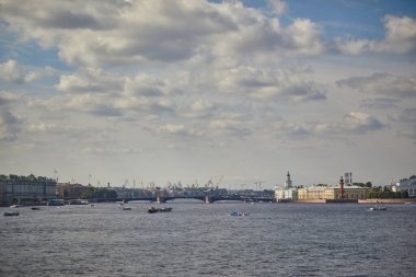 SAINT-PETERSBURG, RUSSIA - 12 Ağustos 2023: Saint-Petersburg, Rusya 'da Neva nehrinde yüzen turist botları