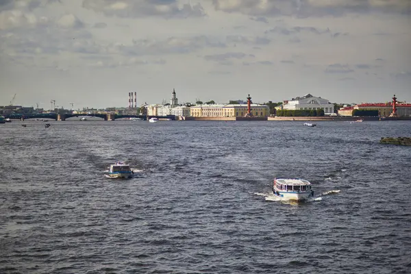 SAINT-PETERSBURG, RUSSIA - 12 Ağustos 2023: Saint-Petersburg, Rusya 'da Neva nehrinde yüzen turist botları