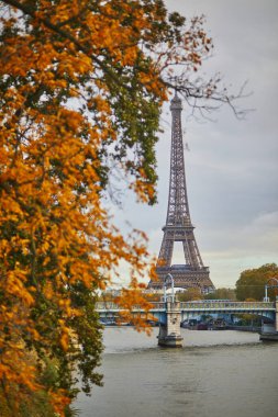 Paris 'te güzel bir sonbahar gününde Seine nehrinin üzerindeki Eyfel kulesine manzara