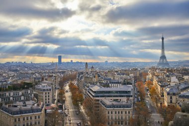 Eiffel kulesiyle Paris, Fransa 'nın havadan panoramik manzarası