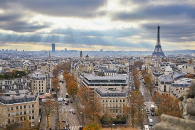 Eiffel kulesiyle Paris, Fransa 'nın havadan panoramik manzarası