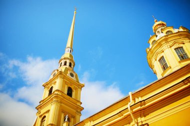 Peter ve Paul kalesinin Saint-Petersburg, Rusya 'daki mavi gökyüzü manzarası