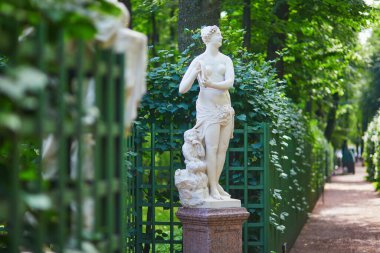Rusya 'nın Saint-Petersburg kentindeki en güzel parklardan biri olan heykelleri ve çeşmeleriyle yaz bahçesinin manzarası.