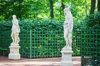 Rusya 'nın Saint-Petersburg kentindeki en güzel parklardan biri olan heykelleri ve çeşmeleriyle yaz bahçesinin manzarası.