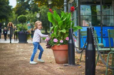 Finlandiya 'nın Helsinki caddesinde zıplayan ve dans eden sevimli, mutlu anaokulu kızı.