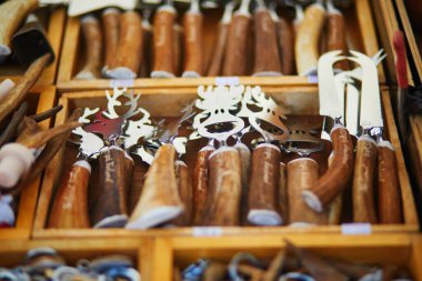 Helsinki, Finlandiya'da piyasada bir geyik kafası ve mutfak ustensils şeklinde geleneksel Fin peynir kesici