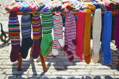 Helsinki, Finlandiya 'da pazarda rengarenk yün çoraplar ve çoraplar.