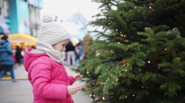Paris, Fransa 'da Noel pazarında neşeli anaokulu kızı