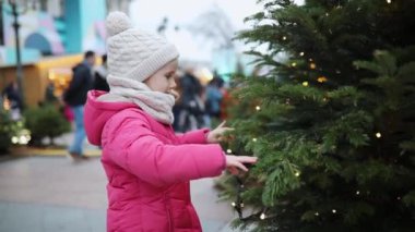 Paris, Fransa 'da Noel pazarında neşeli anaokulu kızı