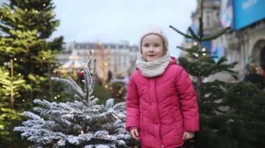 Paris, Fransa 'da Noel pazarında neşeli anaokulu kızı