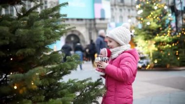 Paris, Fransa 'da Noel pazarında neşeli anaokulu kızı