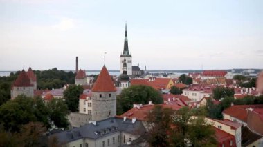 Estonya 'nın Tallinn kentinin manzarası. Eski Tallinn kasabası ortaçağ kökenini korudu, binaların çoğu 13-16 yüzyıl boyunca inşa edildi.