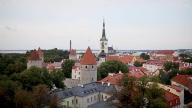 Estonya 'nın Tallinn kentinin manzarası. Eski Tallinn kasabası ortaçağ kökenini korudu, binaların çoğu 13-16 yüzyıl boyunca inşa edildi.