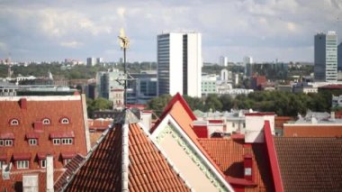 Estonya 'nın Tallinn kentinin manzarası. Eski Tallinn kasabası ortaçağ kökenini korudu, binaların çoğu 13-16 yüzyıl boyunca inşa edildi.