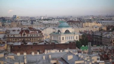 Kazan katedrali, Saint Isaacs Katedrali, Amirallik ve Rusya 'nın Saint-Petersburg kentindeki Lakhta Merkezi ile manzaralı şehir manzarası