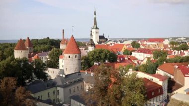 Estonya 'nın Tallinn kentinin manzarası. Eski Tallinn kasabası ortaçağ kökenini korudu, binaların çoğu 13-16 yüzyıl boyunca inşa edildi.