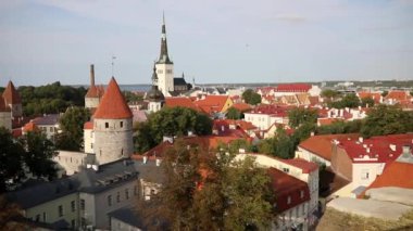 Estonya 'nın Tallinn kentinin manzarası. Eski Tallinn kasabası ortaçağ kökenini korudu, binaların çoğu 13-16 yüzyıl boyunca inşa edildi.