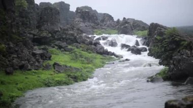 Thingvellir Ulusal Parkı, İzlanda 'daki küçük şelale manzarası