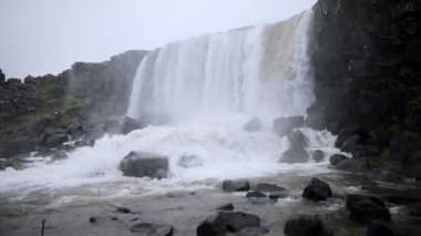 Thingvellir Ulusal Parkı, İzlanda 'daki Oxararfoss şelalesinin manzarası