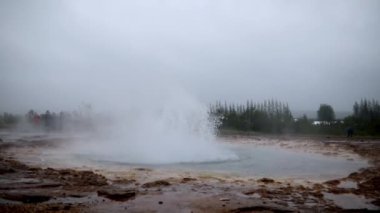 İzlanda 'da sisli bir yağmurda püsküren ünlü Strokkur gayzeri