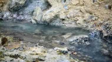 İzlanda 'nın Krysuvik-Seltun Jeotermal Kaplıcaları bölgesinde aktif fümerollerin manzarası