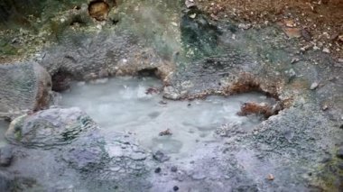 İzlanda 'nın Krysuvik-Seltun Jeotermal Kaplıcaları bölgesinde aktif fümerollerin manzarası