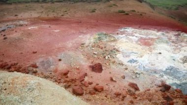 İzlanda 'nın Krysuvik-Seltun Jeotermal Kaplıcaları bölgesinde aktif fümerollerin manzarası