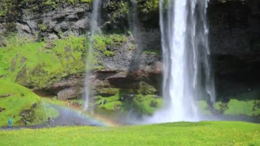 İzlanda 'nın en büyük şelalelerinden biri olan Seljalandsfoss' un gökkuşağı manzarası