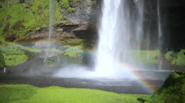 İzlanda 'nın en büyük şelalelerinden biri olan Seljalandsfoss' un gökkuşağı manzarası
