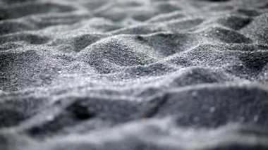 Güney İzlanda 'da Vik yakınlarındaki Reynisfjara siyah kumsalında siyah kumlara yakın.