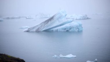 Güney İzlanda 'daki Jokulsarlon buzulunda yüzen buz tabakası