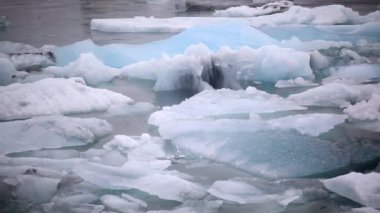 Güney İzlanda 'daki Jokulsarlon buzulunda yüzen buz tabakası