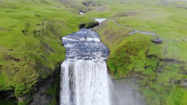 İzlanda 'nın en büyük şelalelerinden biri olan Skogafoss' un hava manzarası.