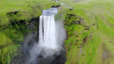 İzlanda 'nın en büyük şelalelerinden biri olan Skogafoss' un hava manzarası.