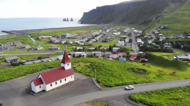 Vik, Güney İzlanda 'daki Vikurkirkja kilisesinin hava manzarası
