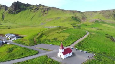 Vik, Güney İzlanda 'daki Vikurkirkja kilisesinin hava manzarası