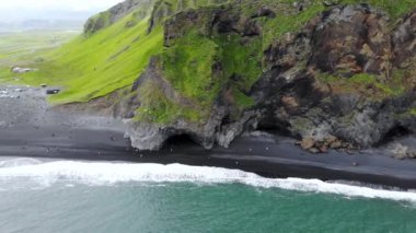 Reynisfjara 'nın güney İzlanda' daki Vik yakınlarındaki kara kumsal manzarası.