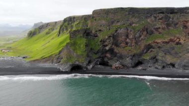 Reynisfjara 'nın güney İzlanda' daki Vik yakınlarındaki kara kumsal manzarası.