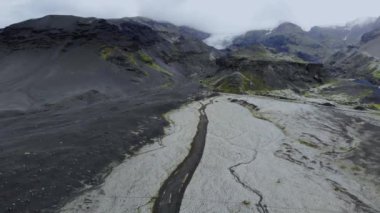 Siyah volkanik dağların ve İzlanda 'daki Vatnajokull Vatna buzulunun hava manzarası