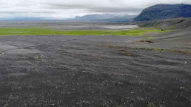 İzlanda 'da Vatnajokull buzulu yakınlarındaki 1 numaralı yoldaki arabaların hava manzarası.