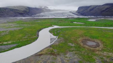 Siyah volkanik dağların ve İzlanda 'daki Vatnajokull Vatna buzulunun hava manzarası
